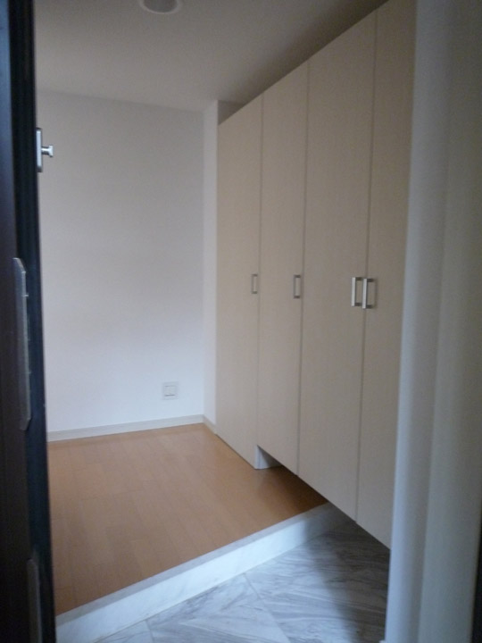 Tokyo apartment entry